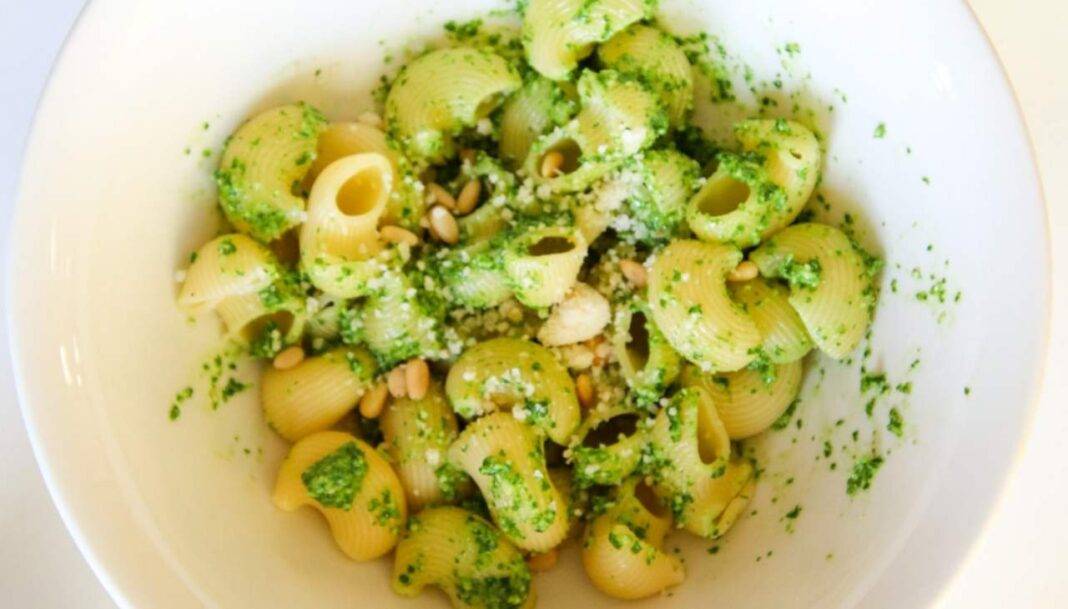 Pasta al pesto di rucola salmone e pinoli Appetitoso e veloce