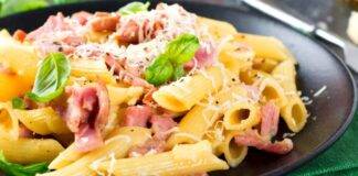 Pasta all'uovo e prosciutto