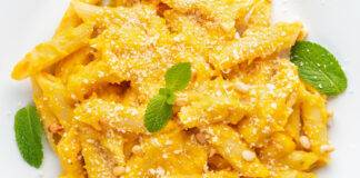 Penne con zucca e formaggi