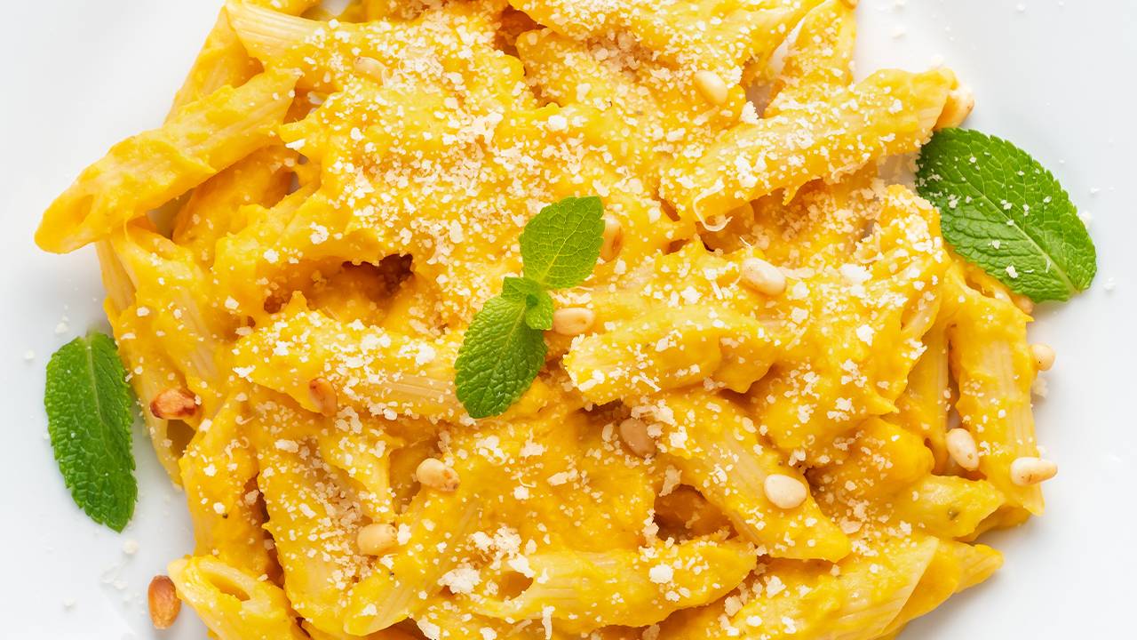 Penne con zucca e formaggi