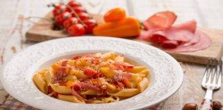 Pasta con peperoni e bresaola