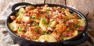 Pollo aromatizzato con patate e pancetta croccante