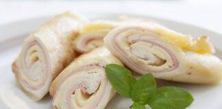 Rotolini di toast al forno con prosciutto e sottiletta