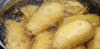 Schiacciare patate con la buccia