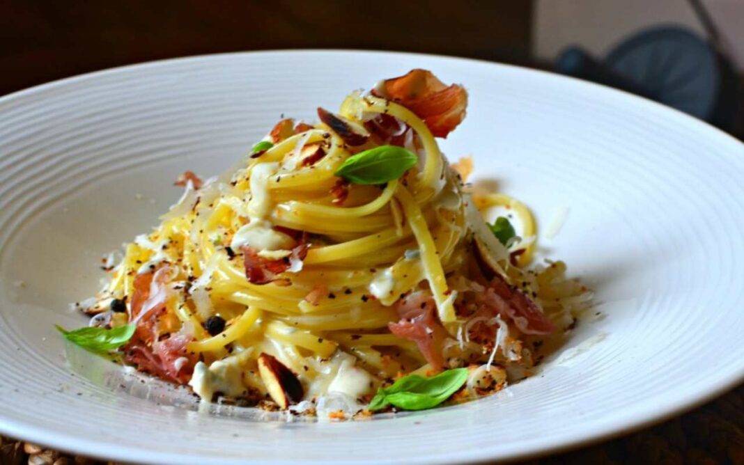 Spaghetti asiago e speck Il sapore della fonduta che inebria la pasta