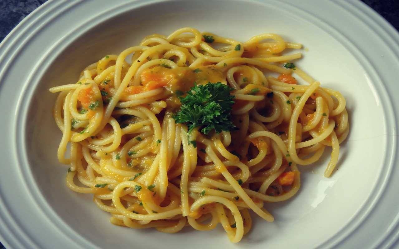 spaghetti pesto carote mandorle ricetta FOTO ricettasprint