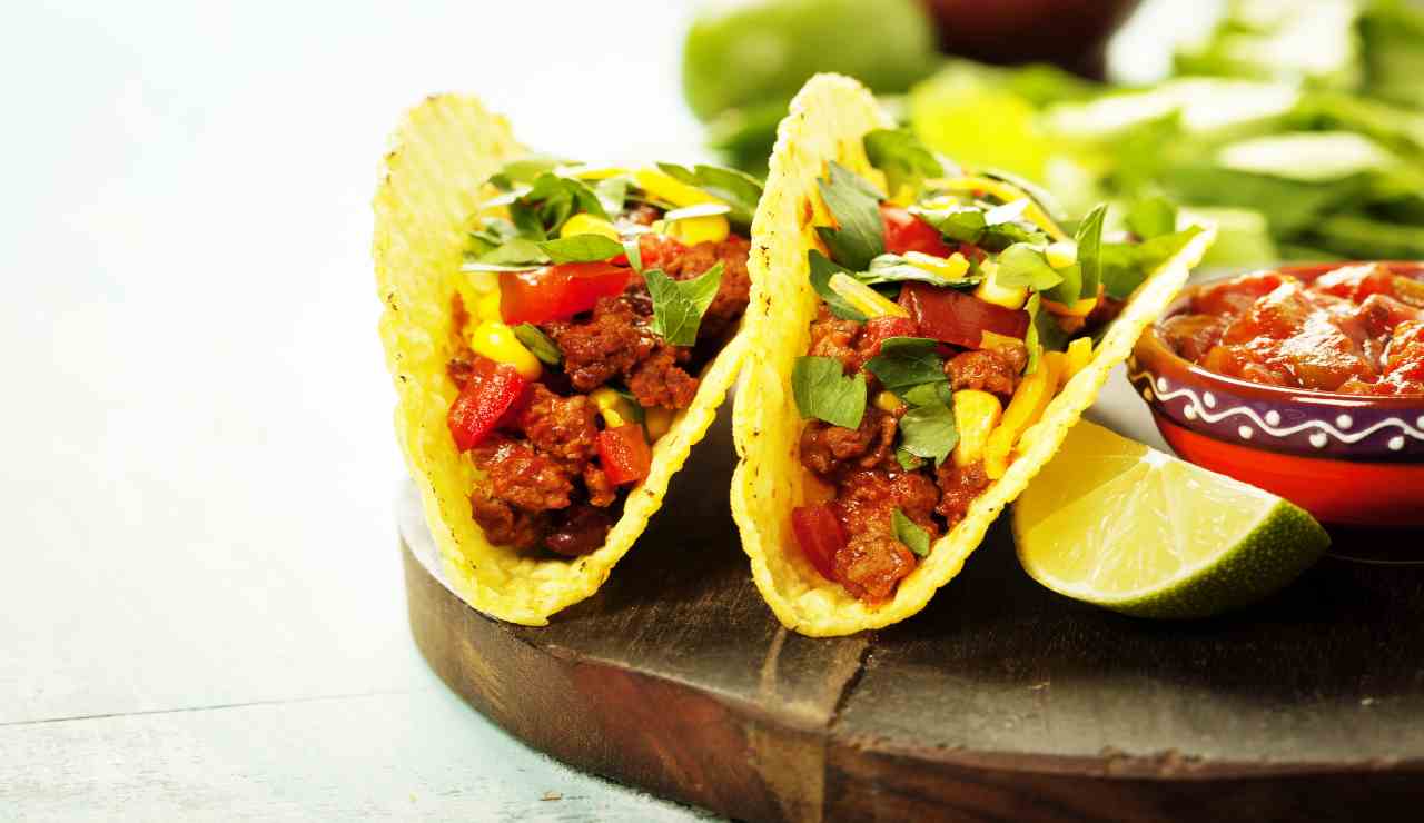 Tacos messicani all'insalata  fresca e gustosa ricetta piccante
