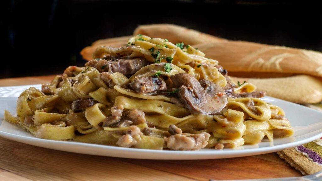 Tagliatelle con funghi e pancetta Gustoso e di facile preparazione