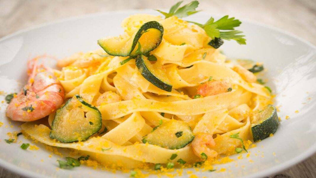Tagliatelle con zucchine e gamberi | Piatto profumato e delicato
