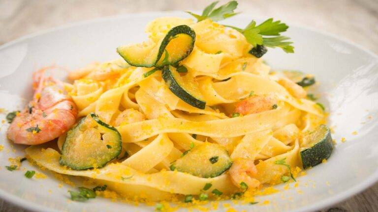 Tagliatelle con zucchine e gamberi | Piatto profumato e ...