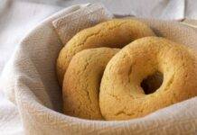 Taralli quattro uova | Ricetta delle nostre nonne per dei biscotti dolci tipici nostrani Taralli quattro uova ricetta