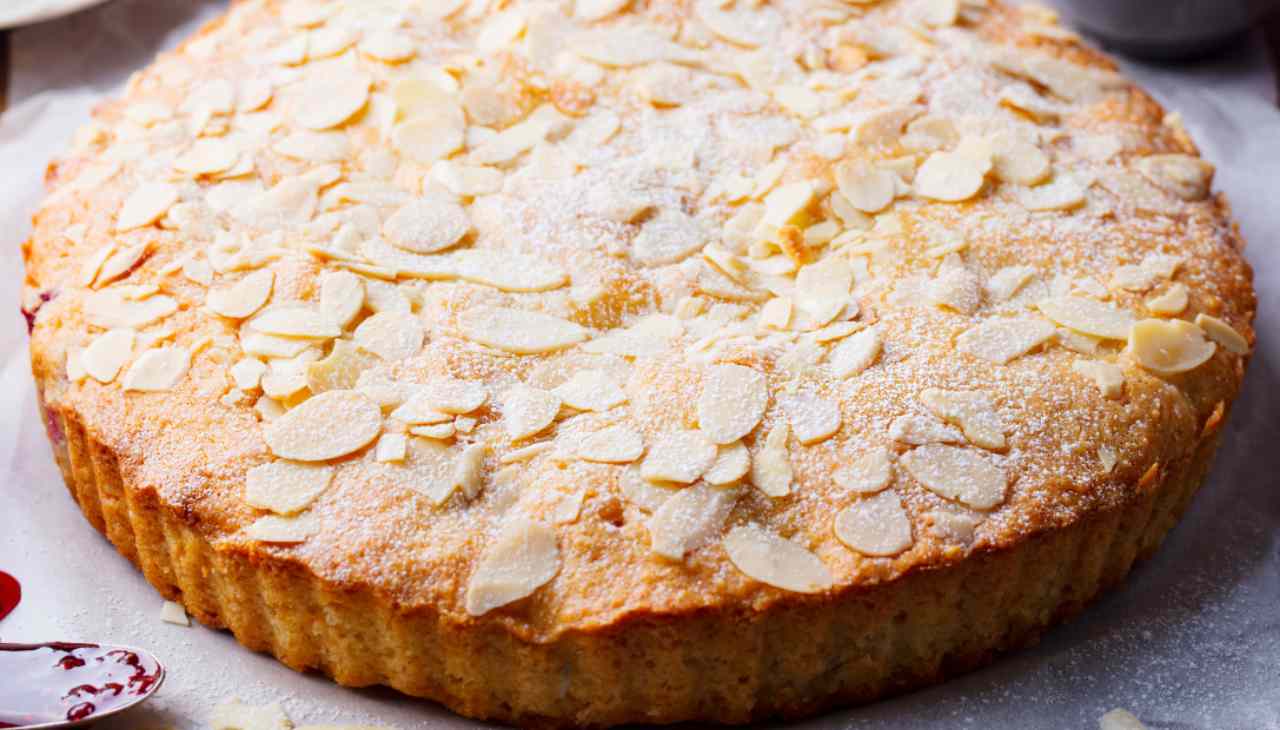 Torta in Pasta di Zucchero con Ricotta e Marmellata