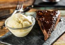 Cake al cioccolato e biscotti secchi