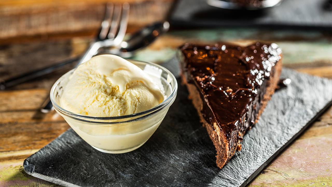 Cake al cioccolato e biscotti secchi