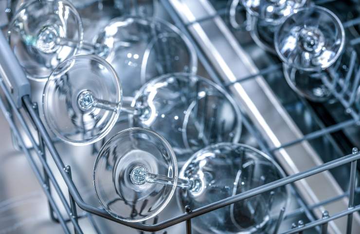 Dei bicchieri in una lavastoviglie carica (Foto Pixabay - Ricettasprint.it 26122022)