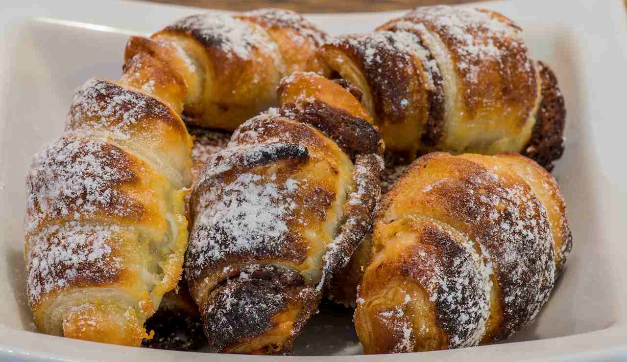 Cornetti mignon fritti o al forno alla Nutella