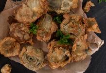 Antipasto di Pasquetta di carciofi e mentuccia, il fritto che ci piace Carciofi fritti con menta e crosta di parmigiano
