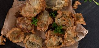 Carciofi fritti con menta e crosta di parmigiano
