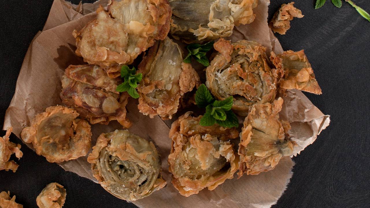 Carciofi fritti con menta e crosta di parmigiano