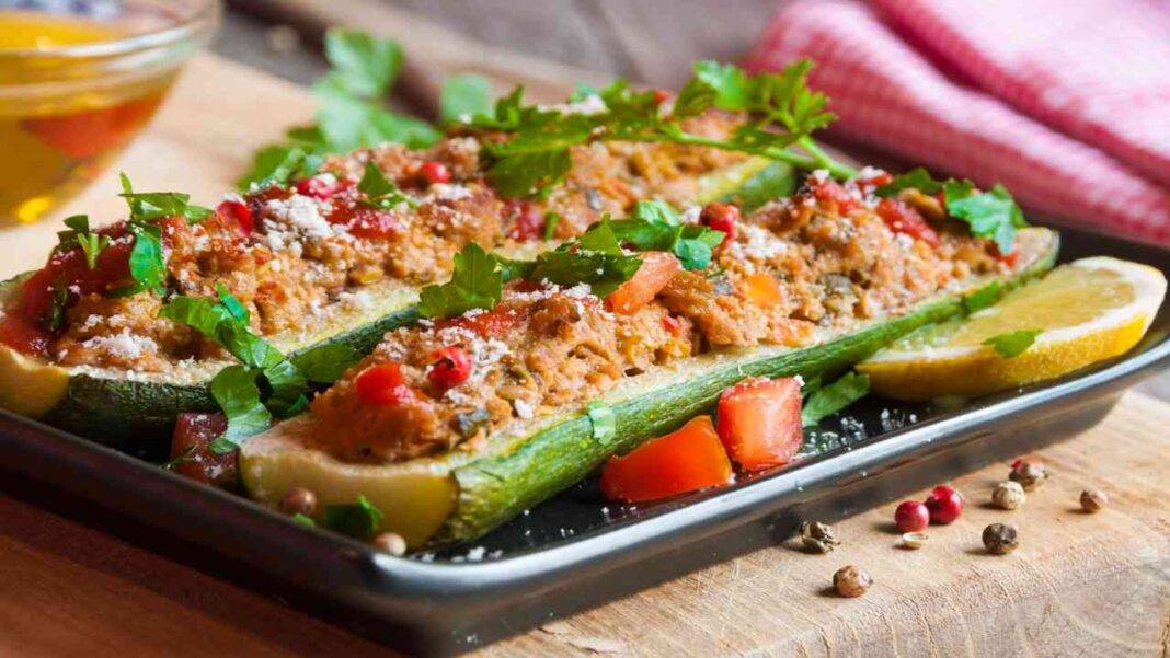 Barchette di zucchine con carne | Il secondo completo e gustoso