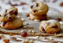 Biscotti uvetta e pinoli | Ricetta sfiziosa per una piccola grande bontà Dolcini ricetta di Benedetta Rossi