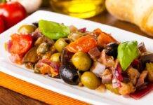 Caponata siciliana piccante | Contorno nostrano facilissimo e stuzzicante Caponata siciliana piccante ricetta