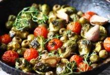 Cavoletti di Bruxelles in padella con pomodorini | Semplicissimi e saporiti Contorno di verdure con erbe aromatiche