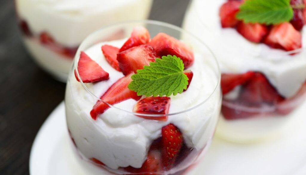 Crema allo yogurt greco e fragole nel bicchiere Invitante e pronta in