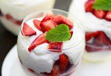 Dese7sert al cucchiaio con frutta estiva