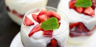 Dese7sert al cucchiaio con frutta estiva
