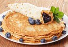 Crepes proteiche con burro d’arachidi e mirtilli | Ideali per chi fa sport Dolcino con frutta estiva