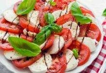 Insalata classica Caprese | Finger food leggero e rinfrescante Insalata mozzarella pomodoro e basilico