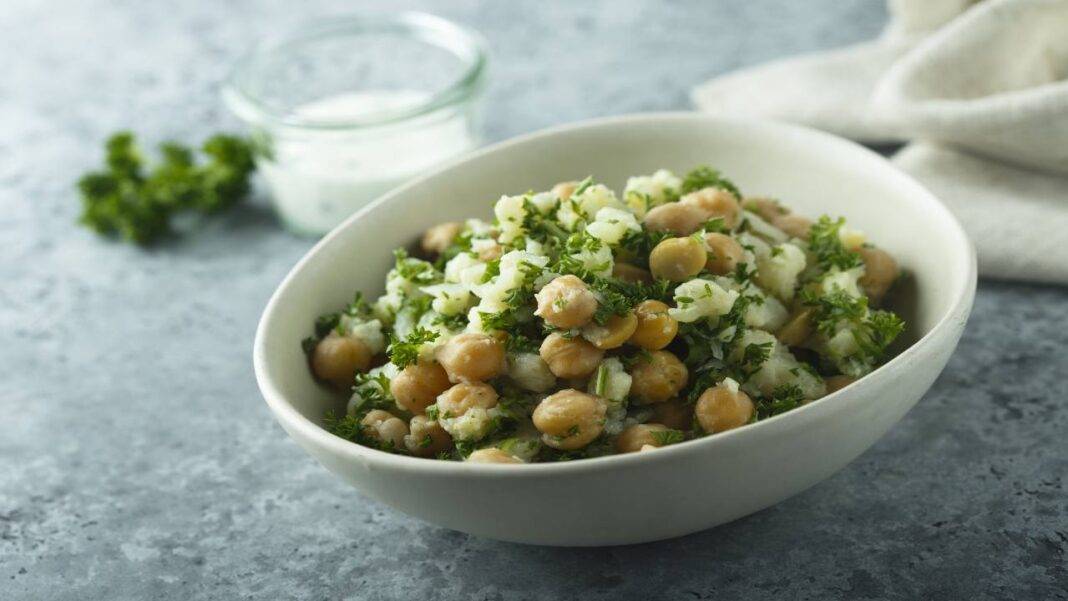 Insalata di cavolfiore e ceci | Un contorno facile e invitante