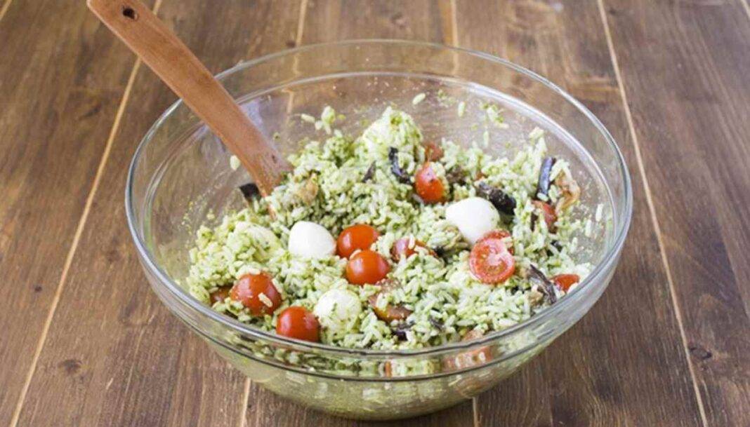 Insalata di riso al pesto Ricetta veloce e gustosa di Benedetta Rossi