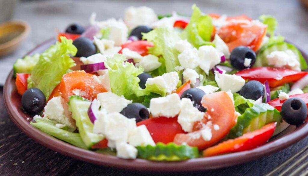 Insalata greca con feta Finger food appetitoso e fresco