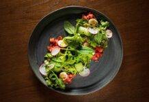 Insalata uova, pomodori e ravanelli | La freschezza a tavola insalata uova pomorori ravanelli ricetta FOTO ricettasprint