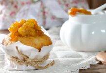 Muffin alle mele e confettura, delicati dolcetti ripieni di dolcezza Tortini alla marmellata di mele