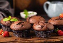 Muffin al cioccolato e fragole | Soffici e gustosi per la vostra colazione Dessert al cioccolato e frutta