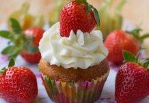 Muffin cocco e fragole | Super soffici e delicati Dolcino alla frutta e cocco