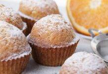 Muffin leggerissimi all’arancia | Dolcetti morbidi e delicati Dolcetti agli agrumi