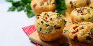 Muffin salati al prosciutto e verdure