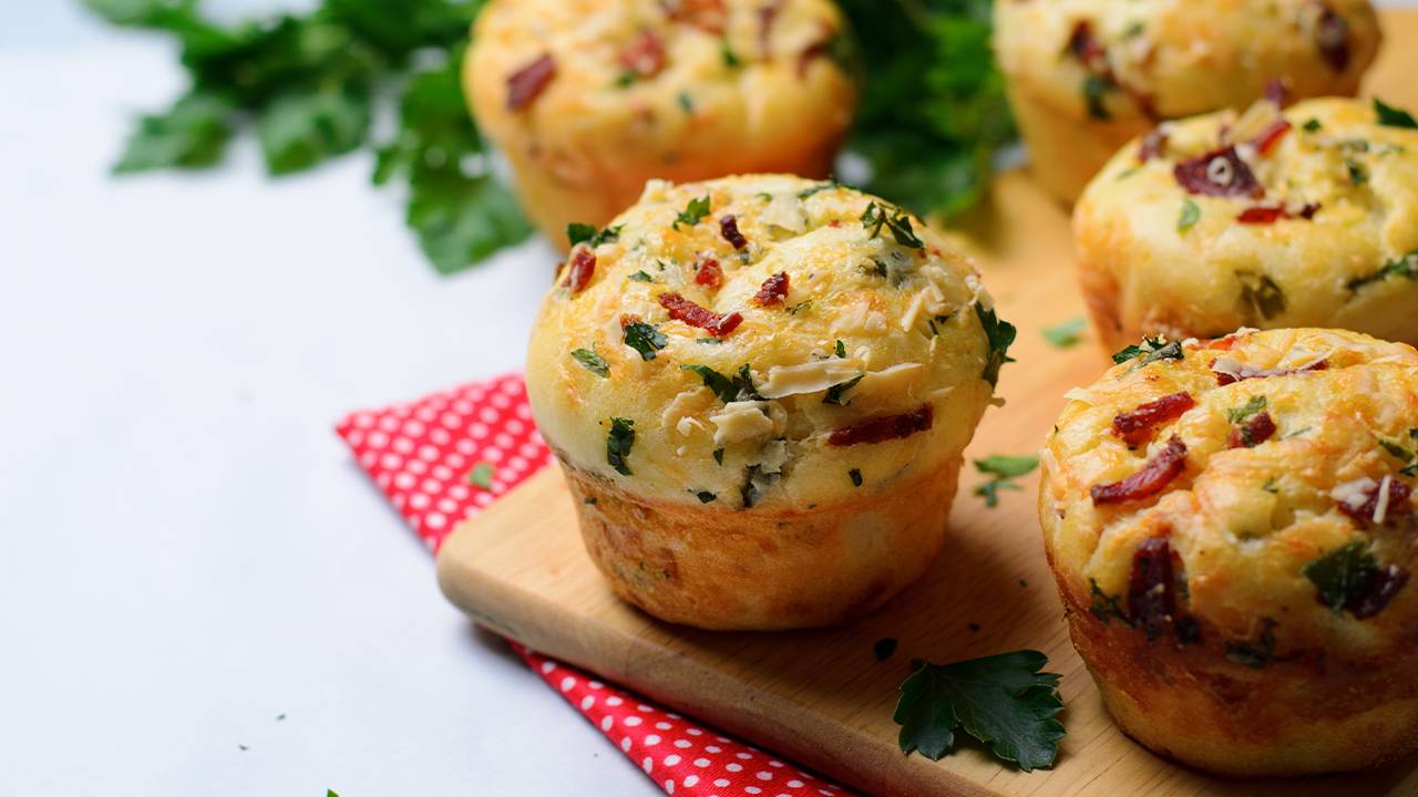 Muffin salati al prosciutto e verdure