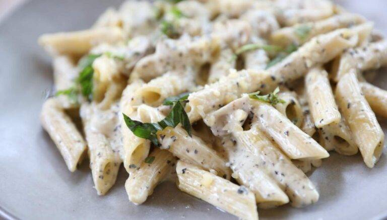 Pasta alla crema di pecorino | Un primo delicato e saporito