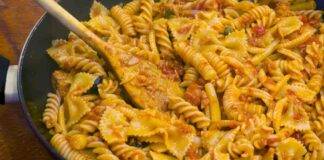 Primo al sugo di pomodori olive e capperi