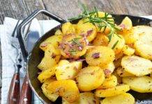 Patate tedesche con cipolle e pancetta | Un contorno unico Patate con pancetta e rosmarino