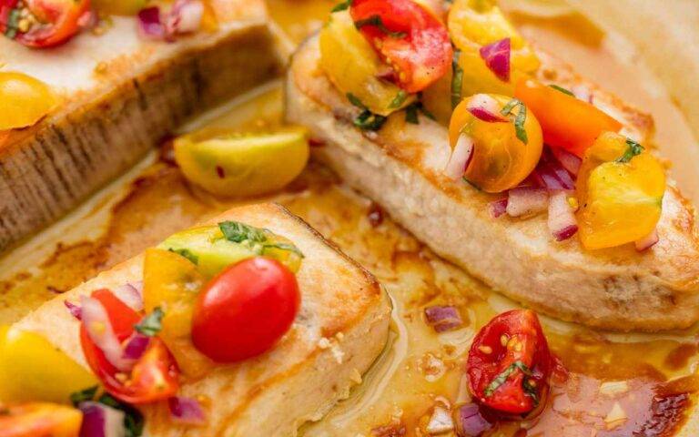 Pesce spada con cipolla e pomodori | Un delicato piatto di ...