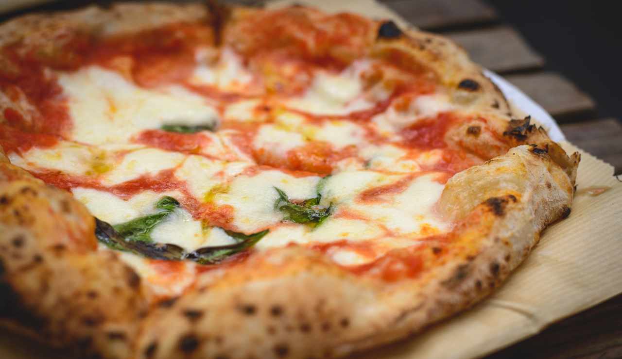 Pietra refrattaria per pizza  Come si usa e ricetta perfetta