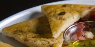 Focaccia bassa e croccante