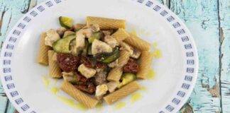 Rigatoni con zucchine menta pomodori secchi e tonno