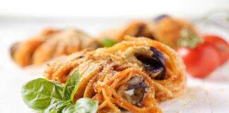 Rotoli di spaghetti al pomodoro con caciotta e melenzane